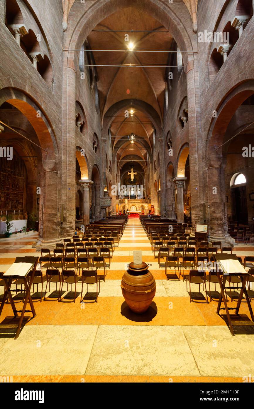 Duomo romanico di Modena (Duomo, dedicato all'Assunzione della Vergine e di San Geminiano - edificio iniziato nel 1099) - interno Foto Stock