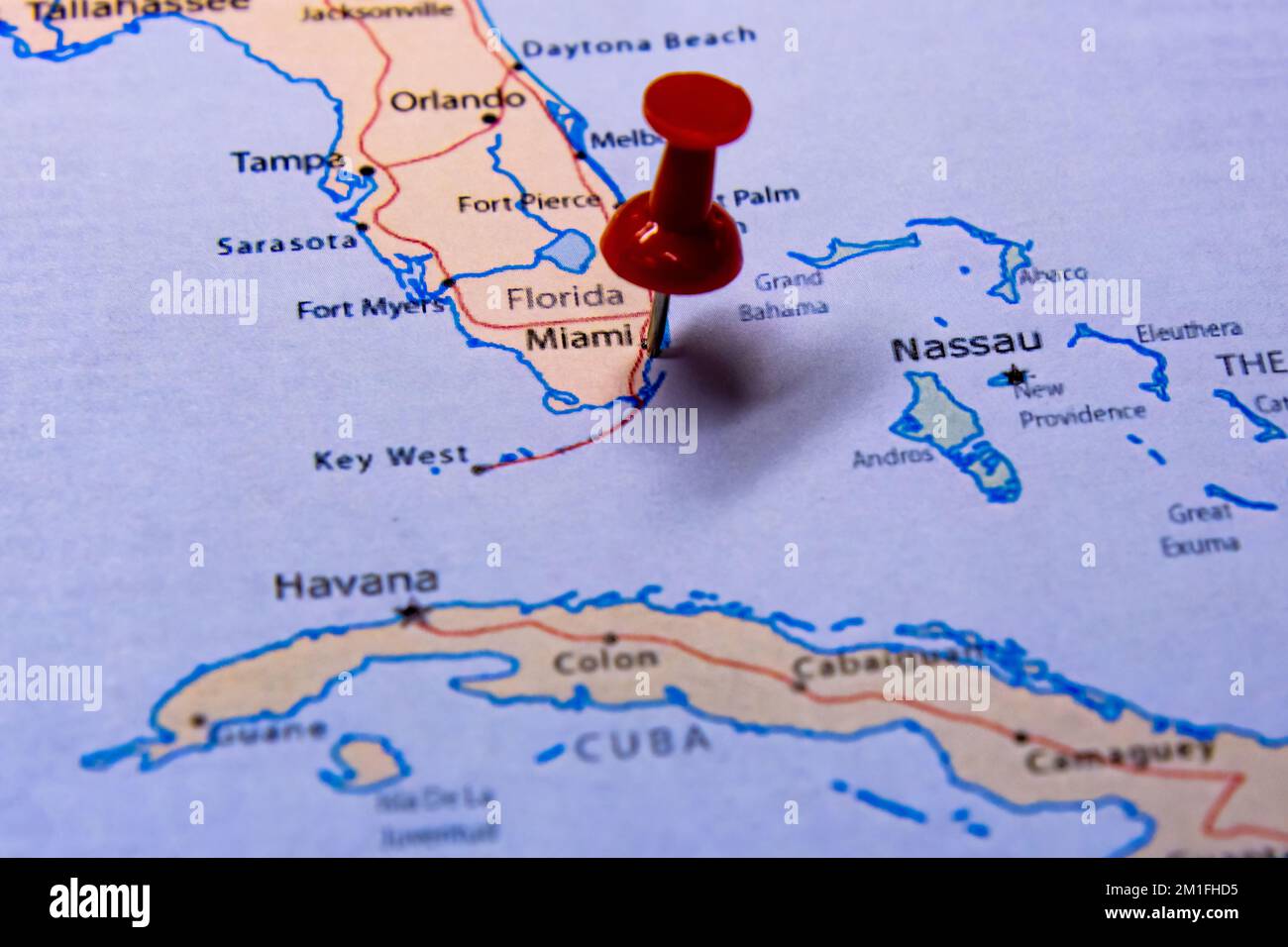 Un primo piano di una puntina rossa in viaggio su una mappa della città di Miami, Florida Foto Stock
