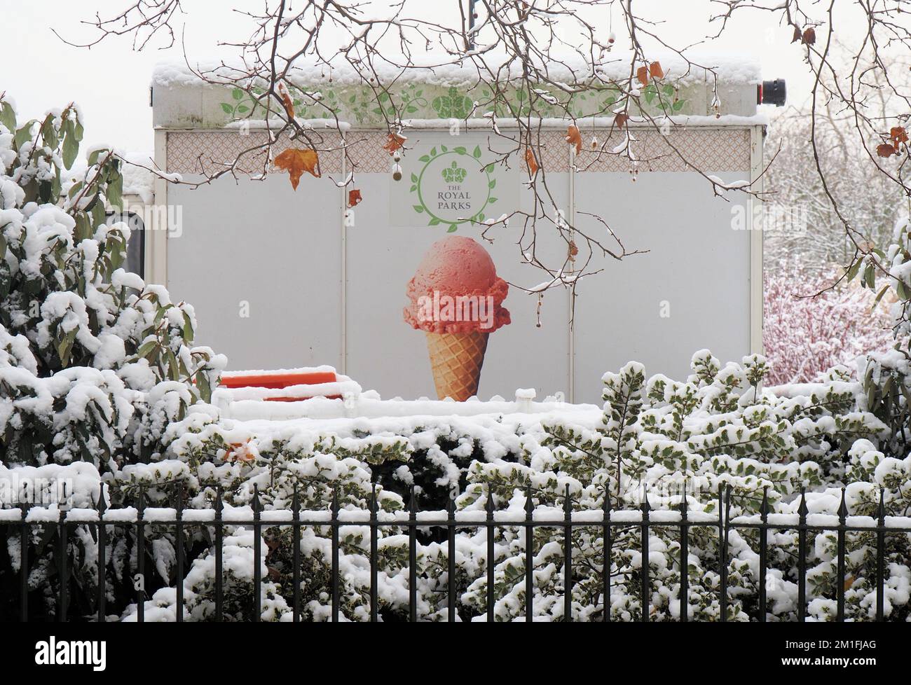 Londra, Regno Unito. 12th Dec, 2022. Forti cadute di neve su Central London Credit: Brian Minkoff/Alamy Live News Foto Stock