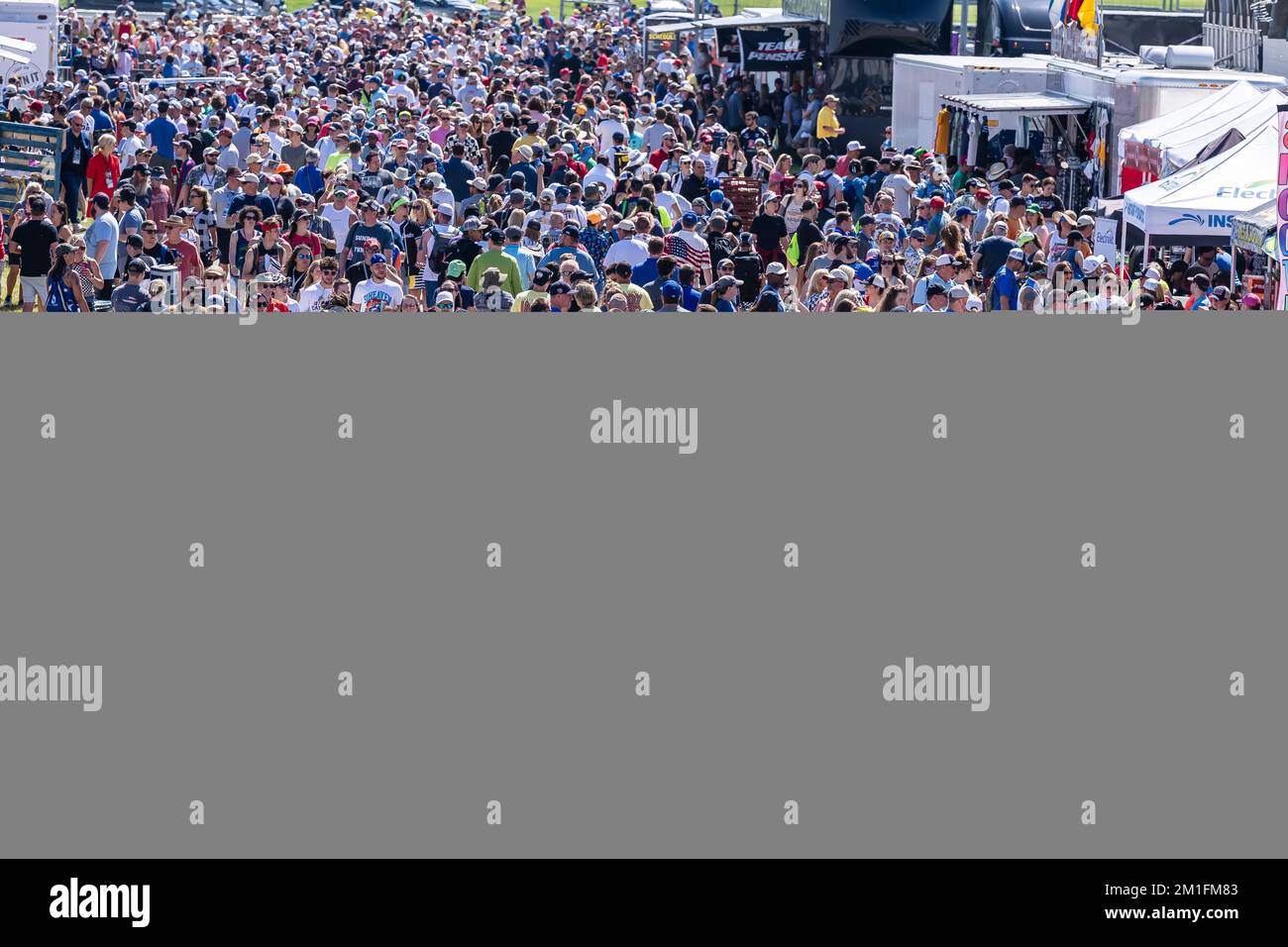 I tifosi guardano tutta l'azione di corsa dai loro posti durante l'Indianapolis 500 all'Indianapolis Motor Speedway di Indianapolis, Indiana, USA. Foto Stock