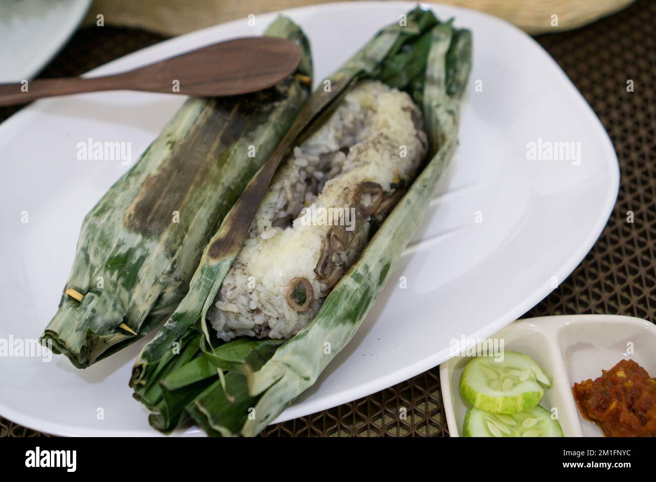 Nasi Bakar, il tradizionale Sundanese grigliate di riso in foglia di banana Foto Stock