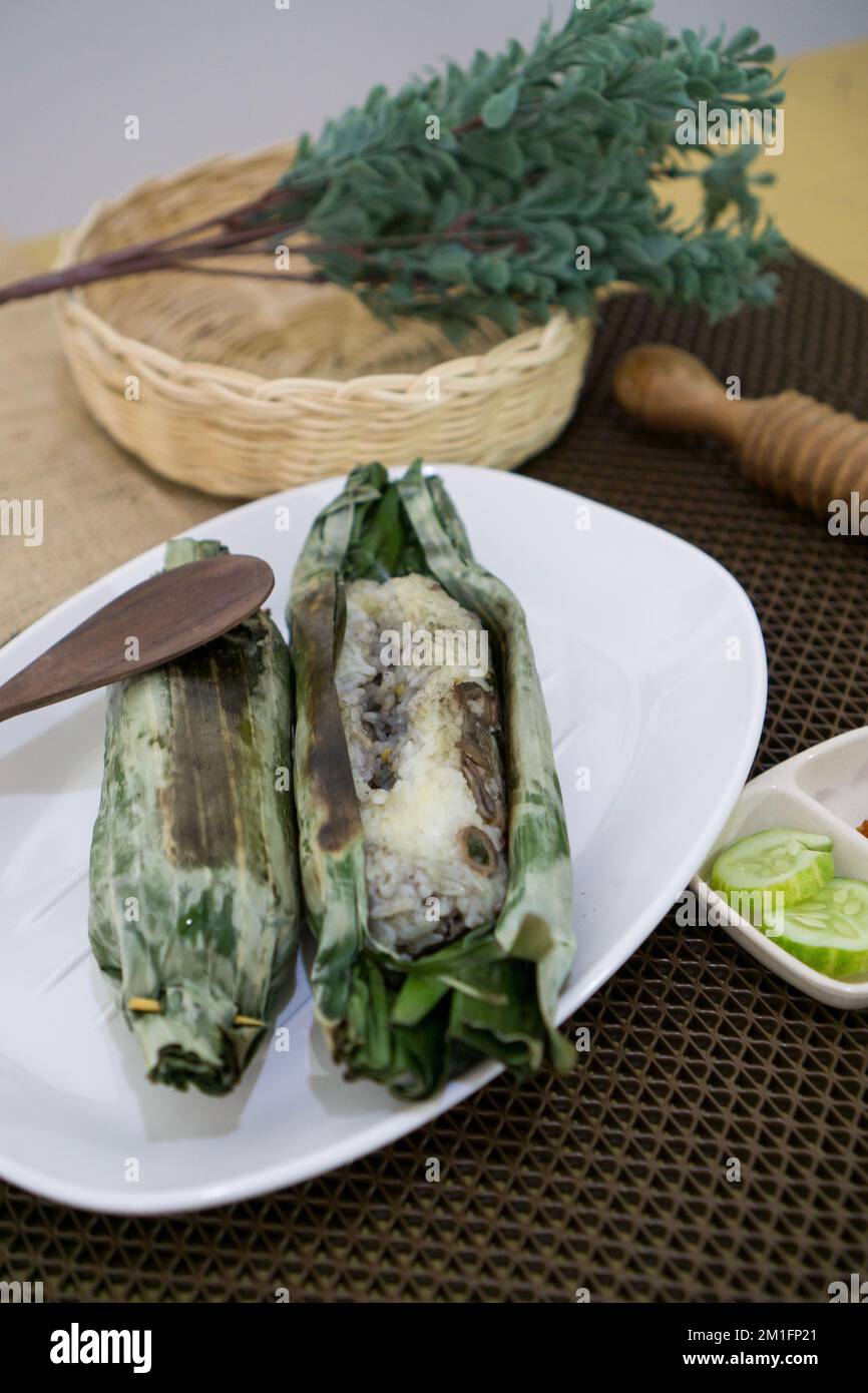 Nasi Bakar, il tradizionale Sundanese grigliate di riso in foglia di banana Foto Stock