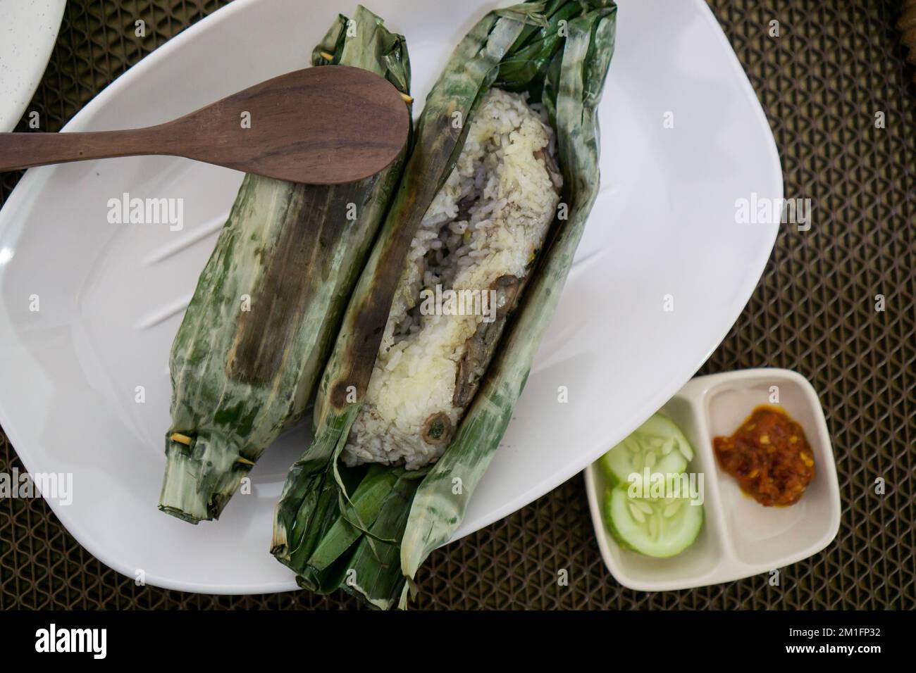 Nasi Bakar, il tradizionale Sundanese grigliate di riso in foglia di banana Foto Stock