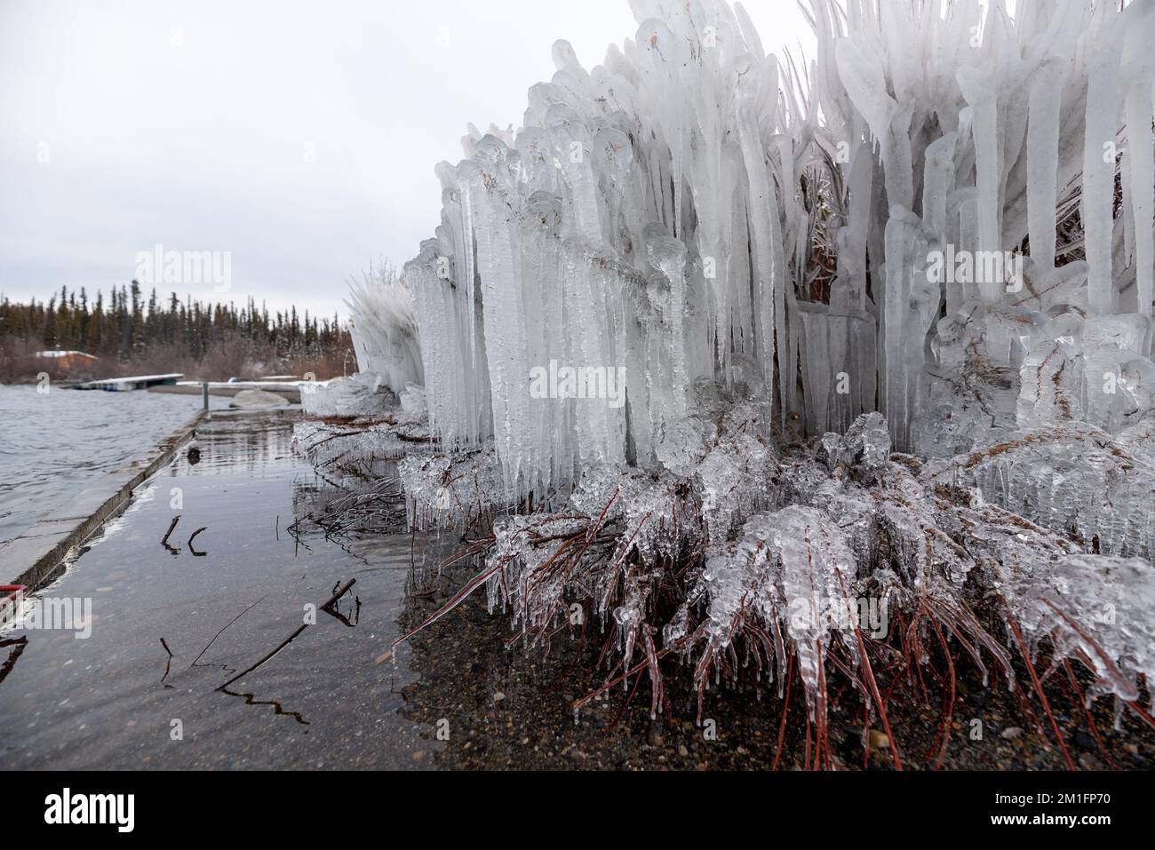 Tramonto su un lago ghiacciato nel nord del Canada all'inizio dell'inverno. Foto Stock