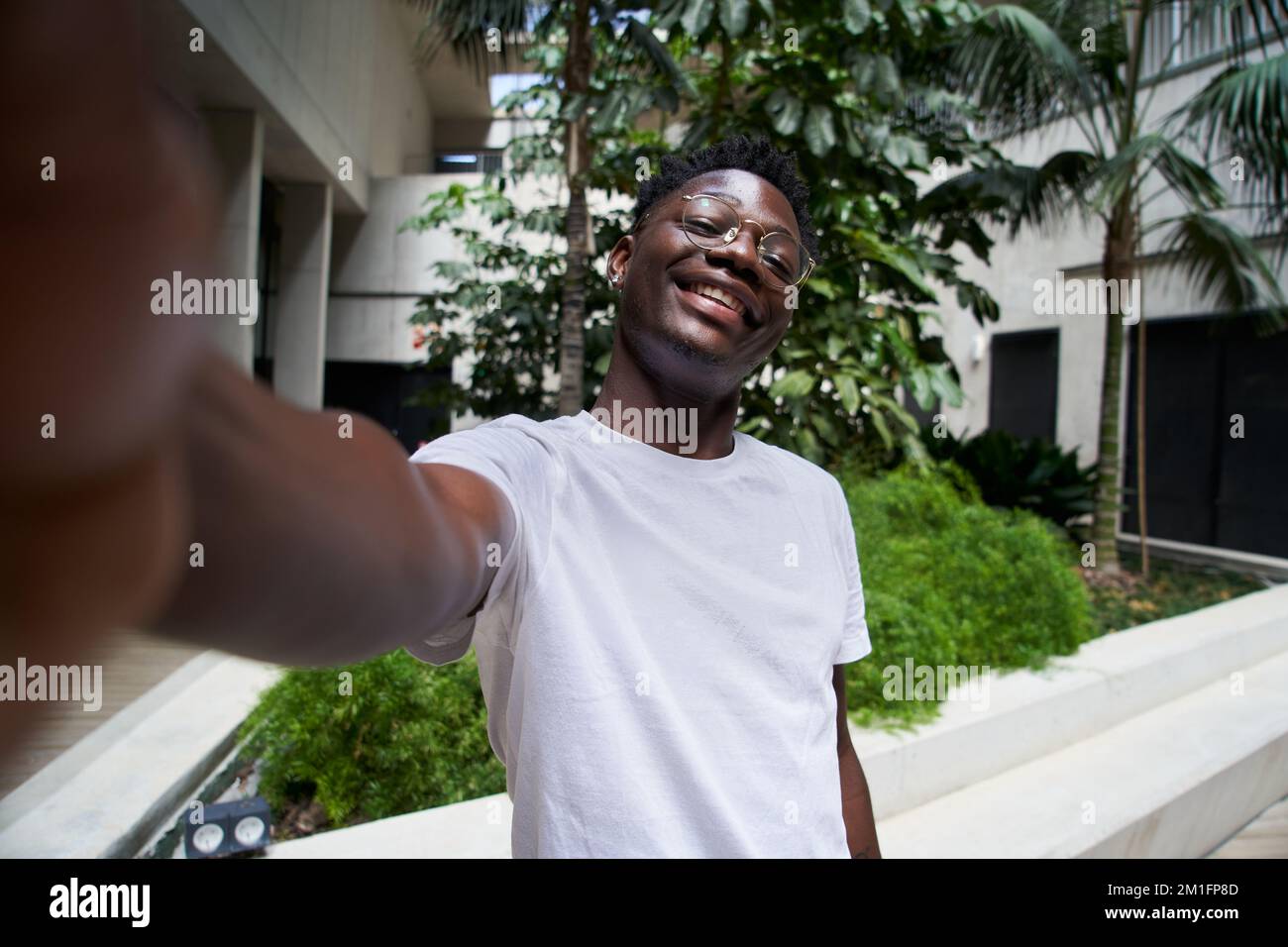 Selfie POV fuori di un allegro sorridente giovane afro-americano Foto Stock