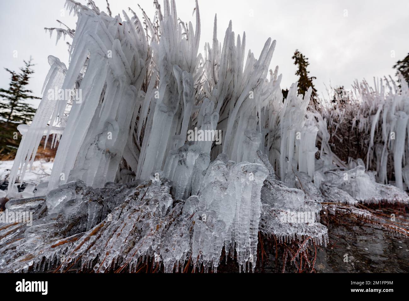 Tramonto su un lago ghiacciato nel nord del Canada all'inizio dell'inverno. Foto Stock