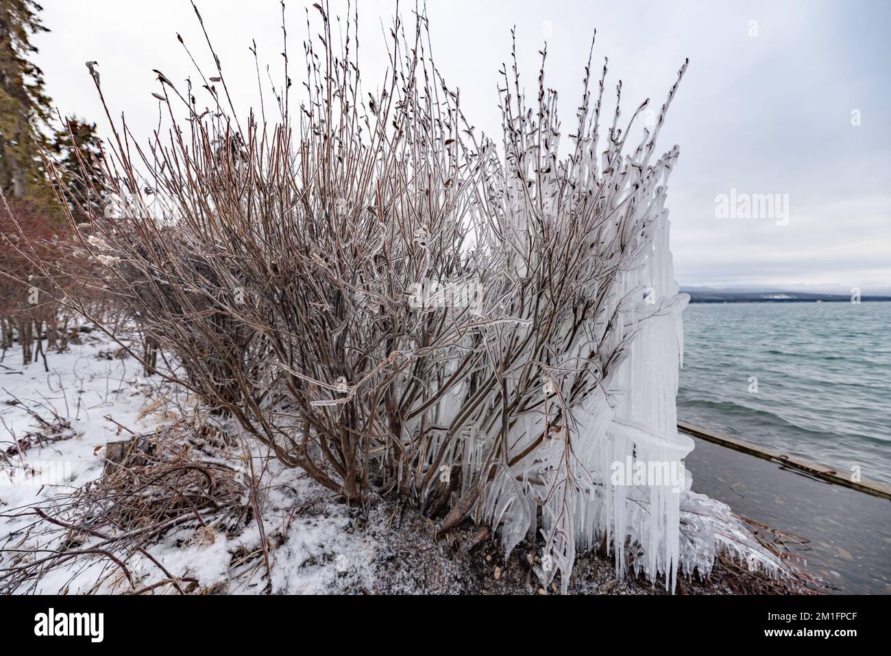 Tramonto su un lago ghiacciato nel nord del Canada all'inizio dell'inverno. Foto Stock