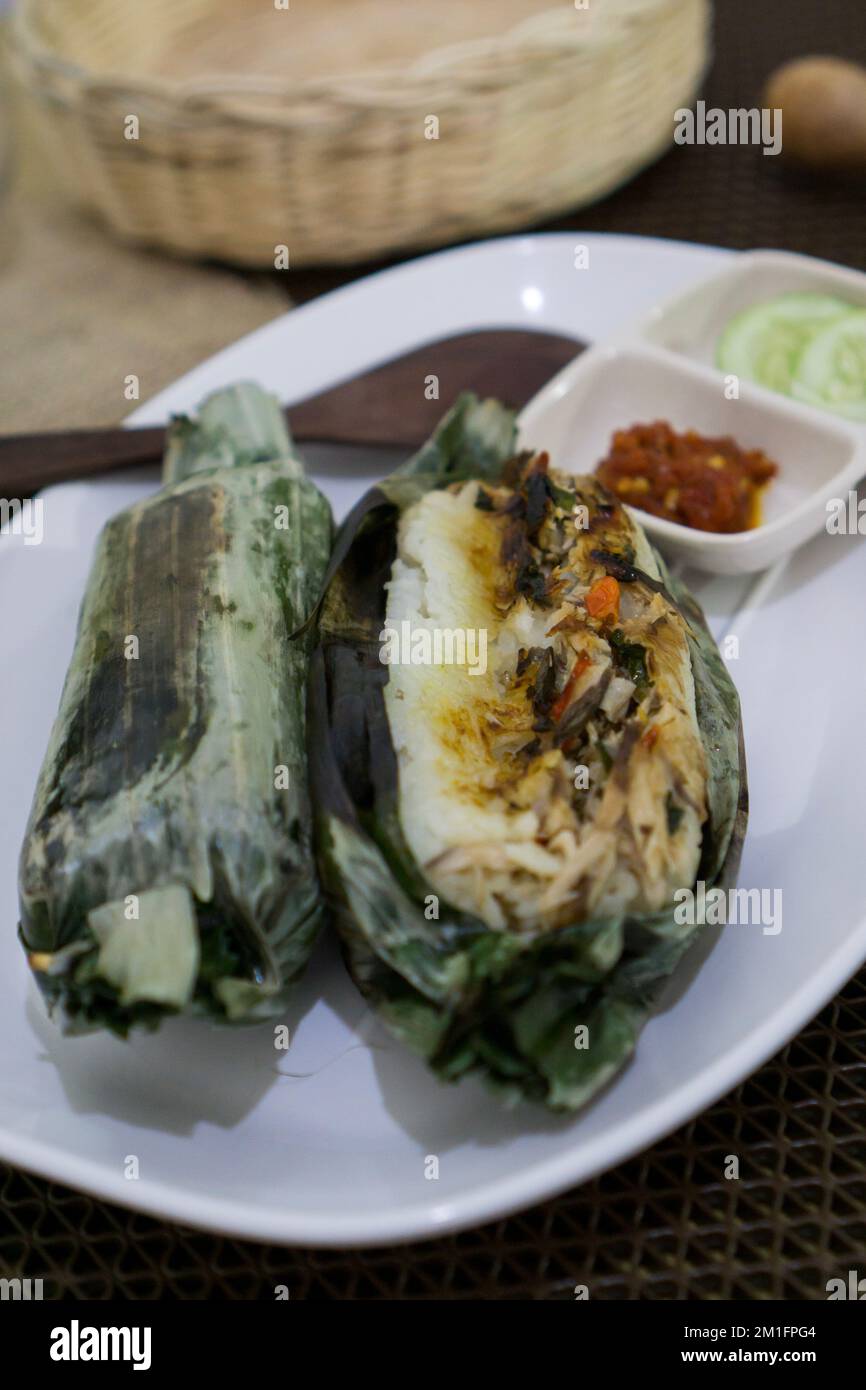 Nasi Bakar, il tradizionale Sundanese grigliate di riso in foglia di banana Foto Stock