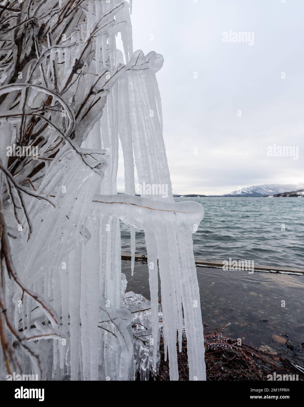 Tramonto su un lago ghiacciato nel nord del Canada all'inizio dell'inverno. Foto Stock