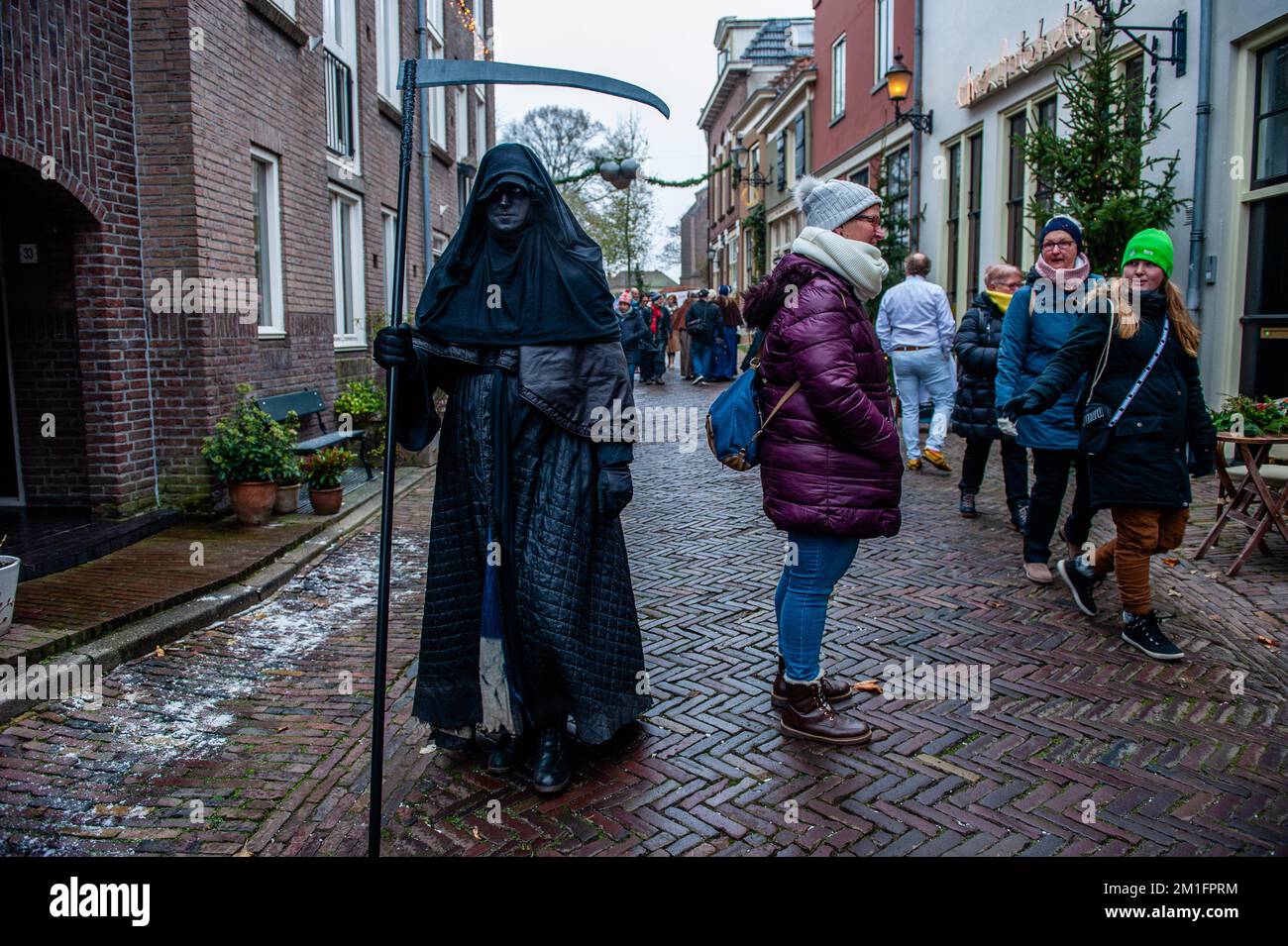 Dicembre 10th, Deventer. Ogni anno, intorno a questa data, il mondo del 19th ° secolo dello scrittore inglese Charles Dickens rivive nella bella città olandese di Deventer. Più di 950 personaggi dei famosi libri di Dickens rivivono Oliver Twist, Scrooge, Marley e MR. Pickwick, ecc. Signore e signori ricchi con cappelli di alto livello sfilano per le strade. Lo scenario del festival è costituito da edifici storici e case, alberi di Natale, e migliaia di luci. Non solo in strada, ma anche dietro le finestre, nelle case, nei negozietti e nelle gallerie. Foto Stock