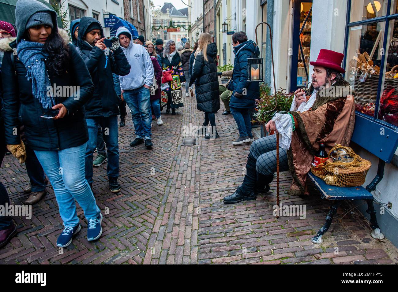 Dicembre 10th, Deventer. Ogni anno, intorno a questa data, il mondo del 19th ° secolo dello scrittore inglese Charles Dickens rivive nella bella città olandese di Deventer. Più di 950 personaggi dei famosi libri di Dickens rivivono Oliver Twist, Scrooge, Marley e MR. Pickwick, ecc. Signore e signori ricchi con cappelli di alto livello sfilano per le strade. Lo scenario del festival è costituito da edifici storici e case, alberi di Natale, e migliaia di luci. Non solo in strada, ma anche dietro le finestre, nelle case, nei negozietti e nelle gallerie. Foto Stock