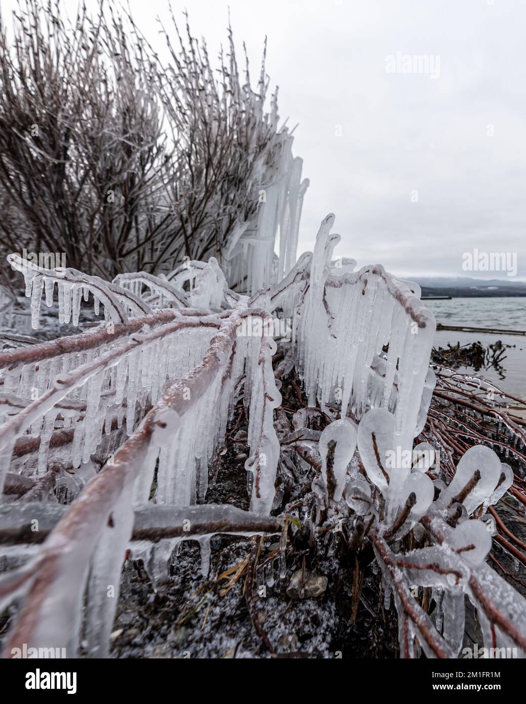 Tramonto su un lago ghiacciato nel nord del Canada all'inizio dell'inverno. Foto Stock