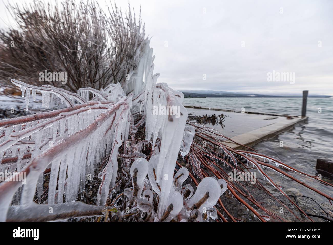 Tramonto su un lago ghiacciato nel nord del Canada all'inizio dell'inverno. Foto Stock