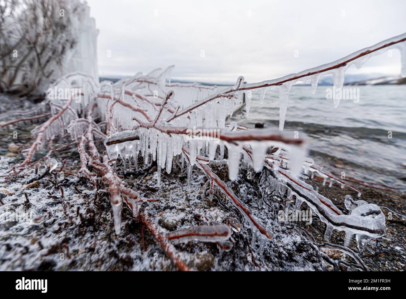 Tramonto su un lago ghiacciato nel nord del Canada all'inizio dell'inverno. Foto Stock