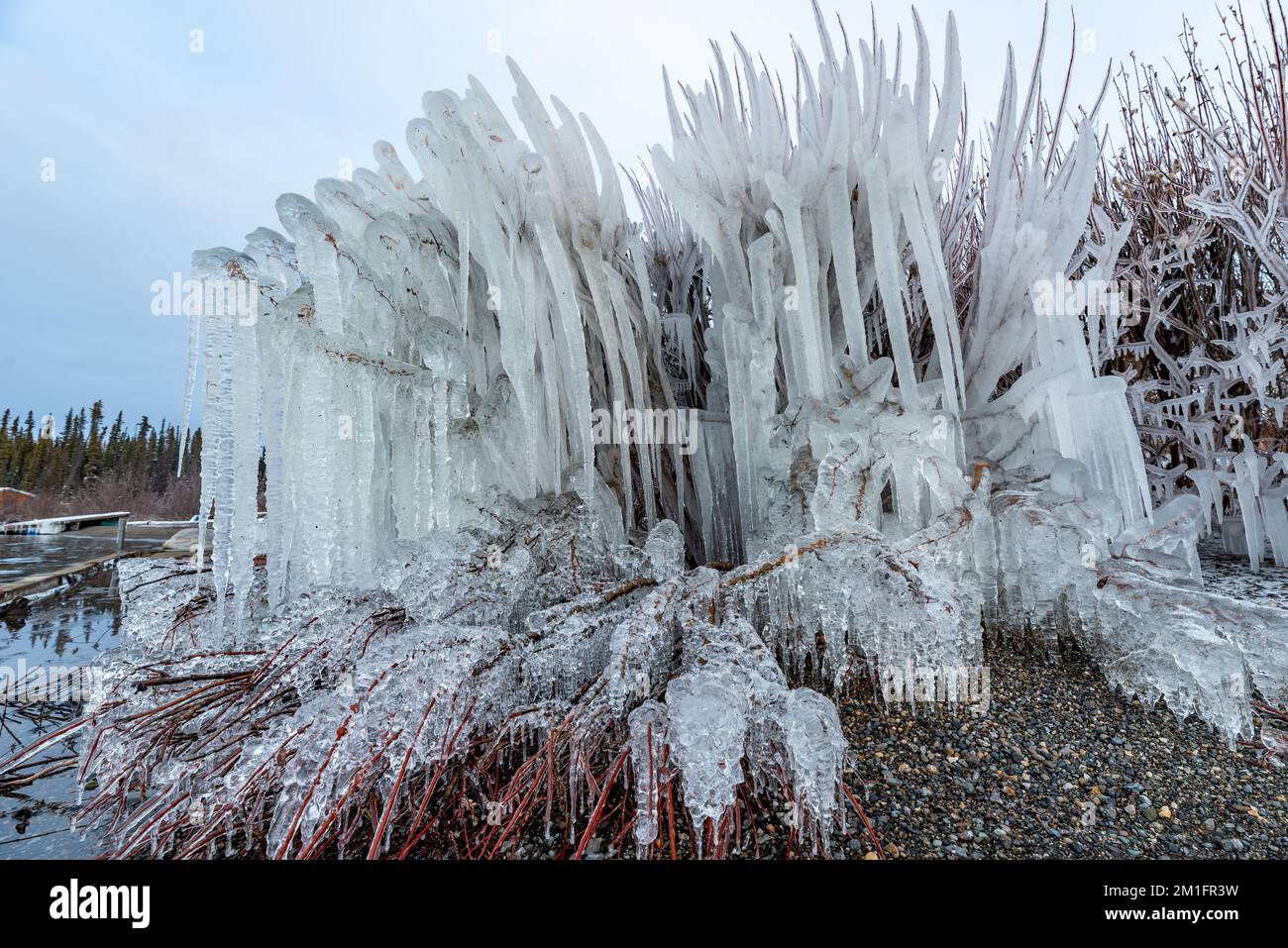 Tramonto su un lago ghiacciato nel nord del Canada all'inizio dell'inverno. Foto Stock