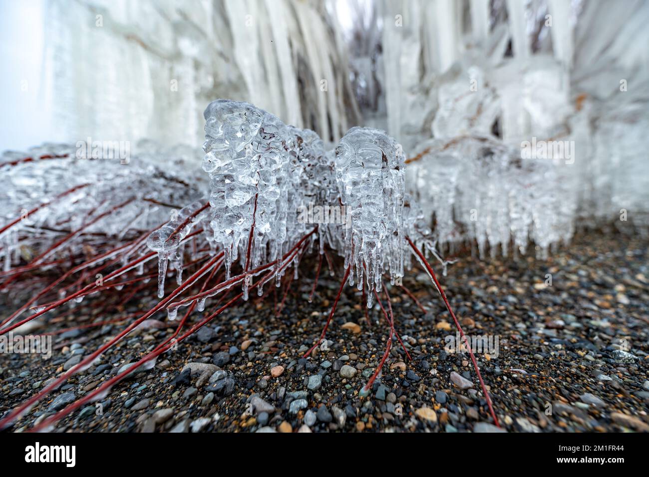 Tramonto su un lago ghiacciato nel nord del Canada all'inizio dell'inverno. Foto Stock