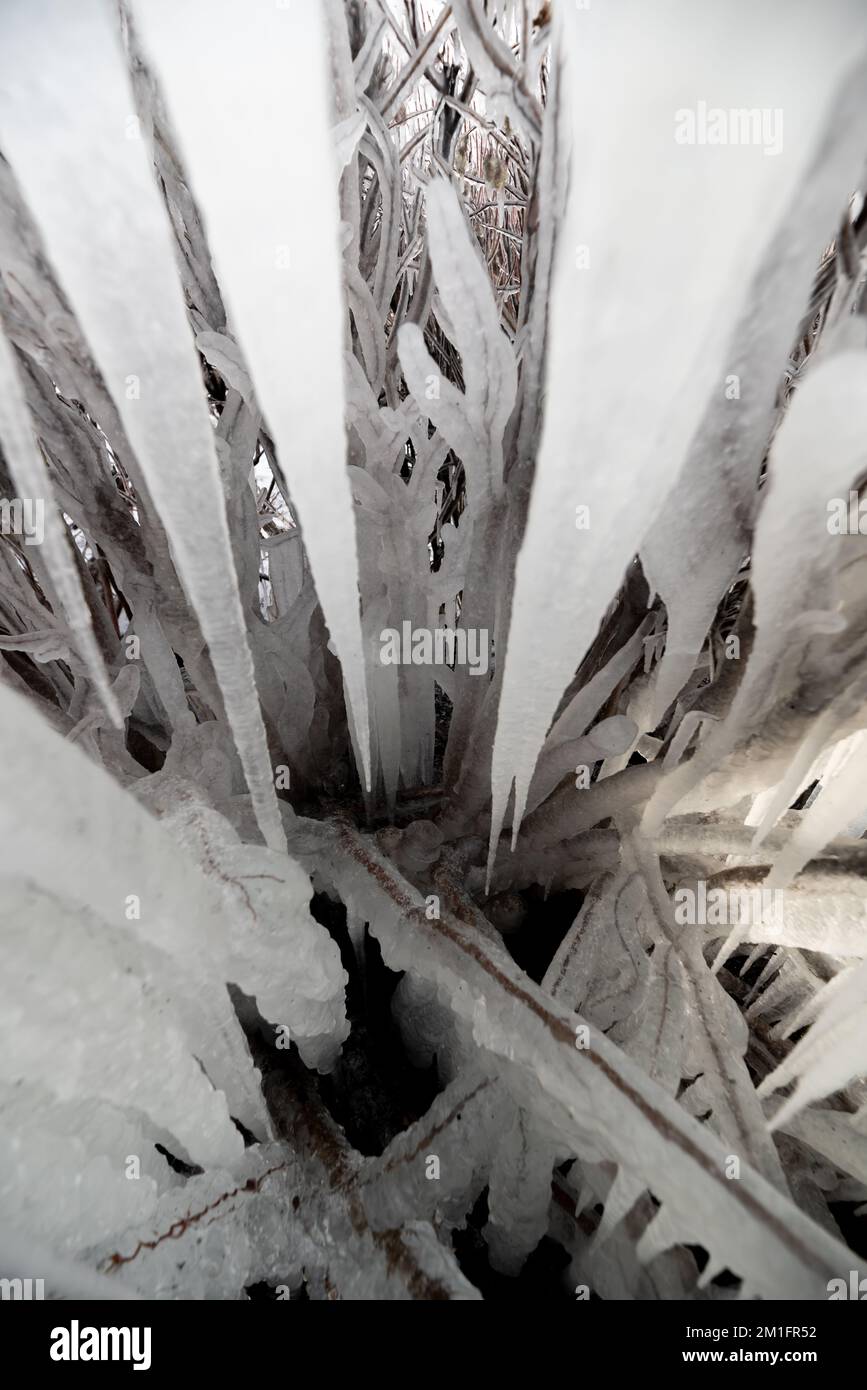 Tramonto su un lago ghiacciato nel nord del Canada all'inizio dell'inverno. Foto Stock