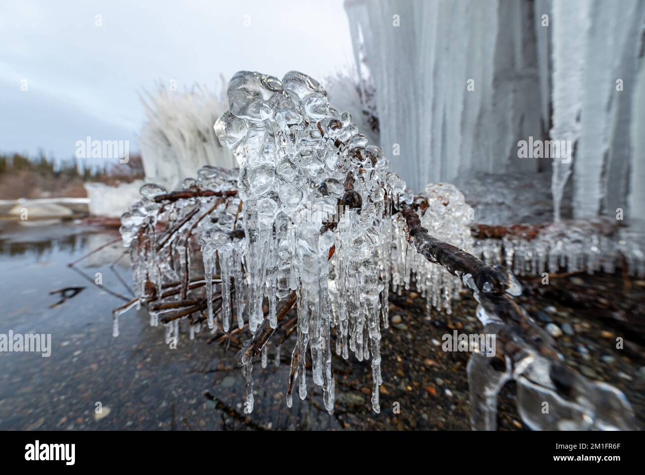 Tramonto su un lago ghiacciato nel nord del Canada all'inizio dell'inverno. Foto Stock