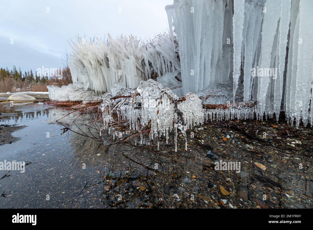 Tramonto su un lago ghiacciato nel nord del Canada all'inizio dell'inverno. Foto Stock