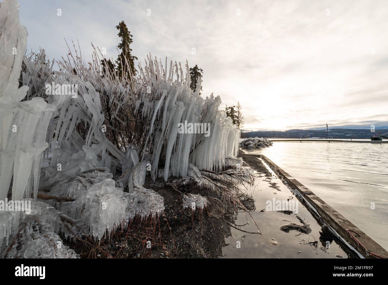 Tramonto su un lago ghiacciato nel nord del Canada all'inizio dell'inverno. Foto Stock