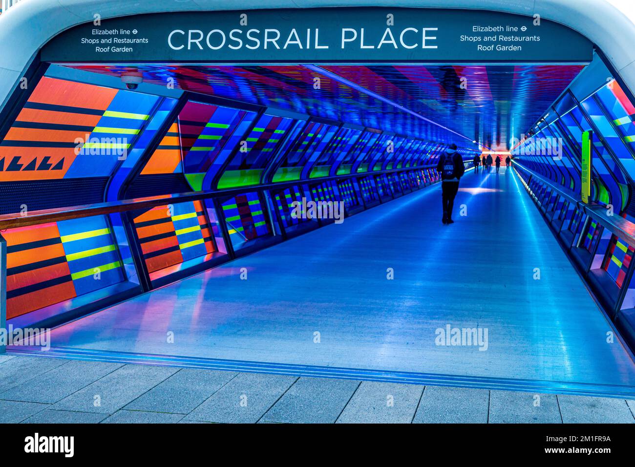 Crossrail Place, Canary Wharf, ponte pedonale in stile aeroporto che collega alla stazione Elizabeth Line. Opera di Camille Walala 'affascinato dal colore'. Foto Stock