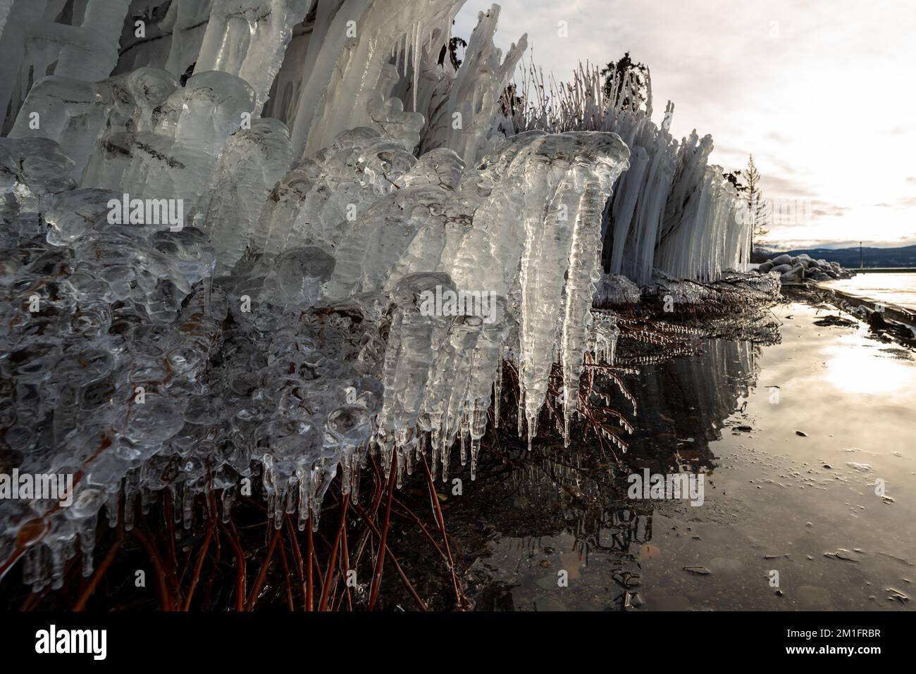 Tramonto su un lago ghiacciato nel nord del Canada all'inizio dell'inverno. Foto Stock