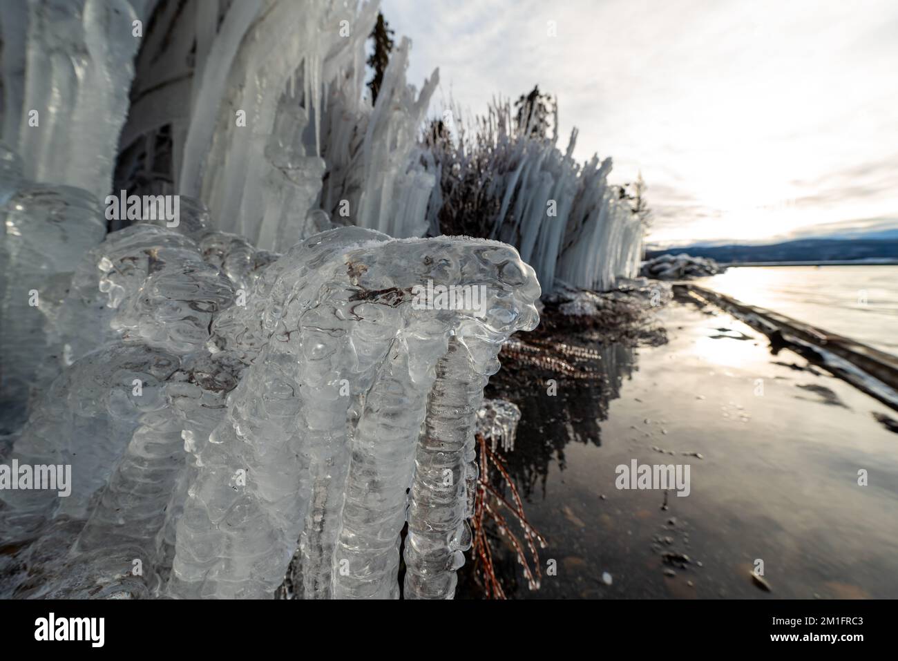 Tramonto su un lago ghiacciato nel nord del Canada all'inizio dell'inverno. Foto Stock