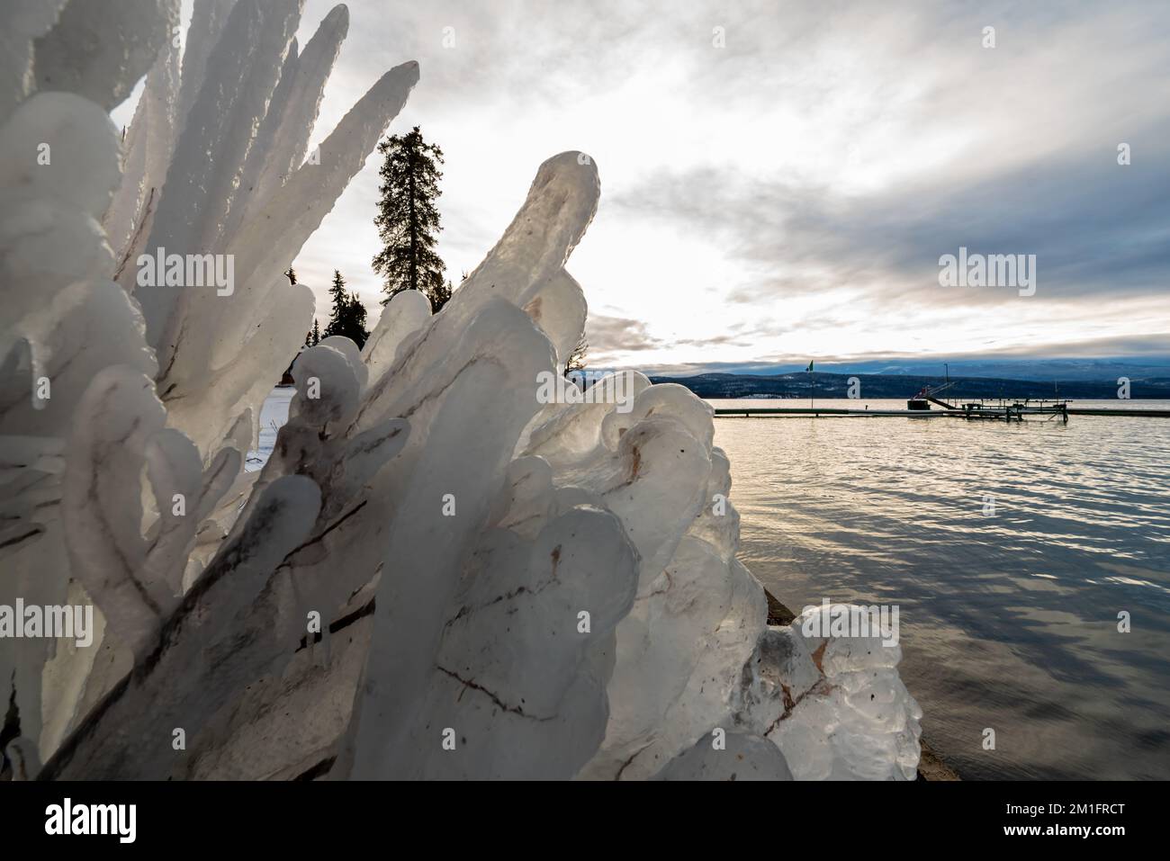 Tramonto su un lago ghiacciato nel nord del Canada all'inizio dell'inverno. Foto Stock