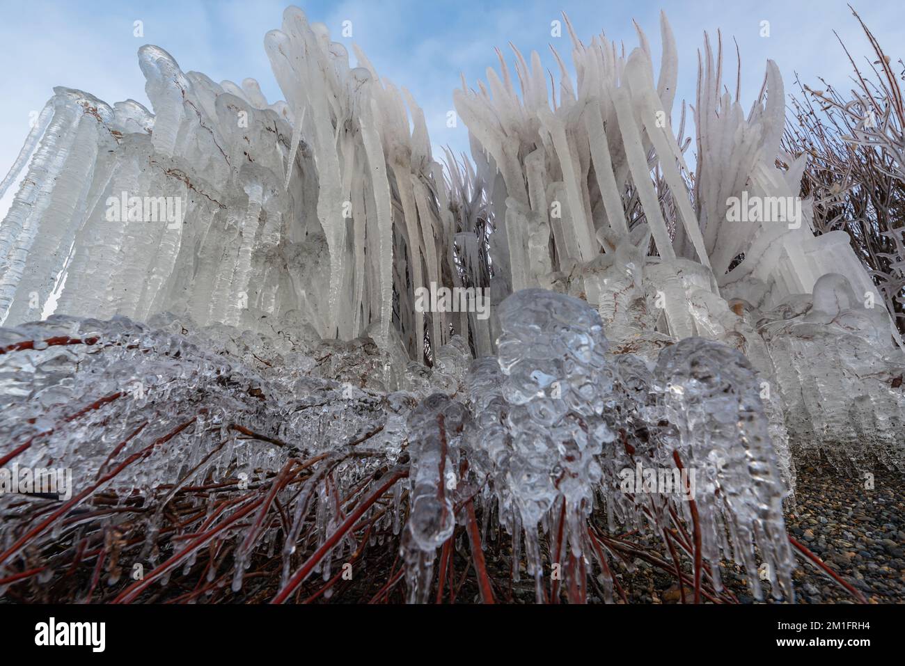 Tramonto su un lago ghiacciato nel nord del Canada all'inizio dell'inverno. Foto Stock