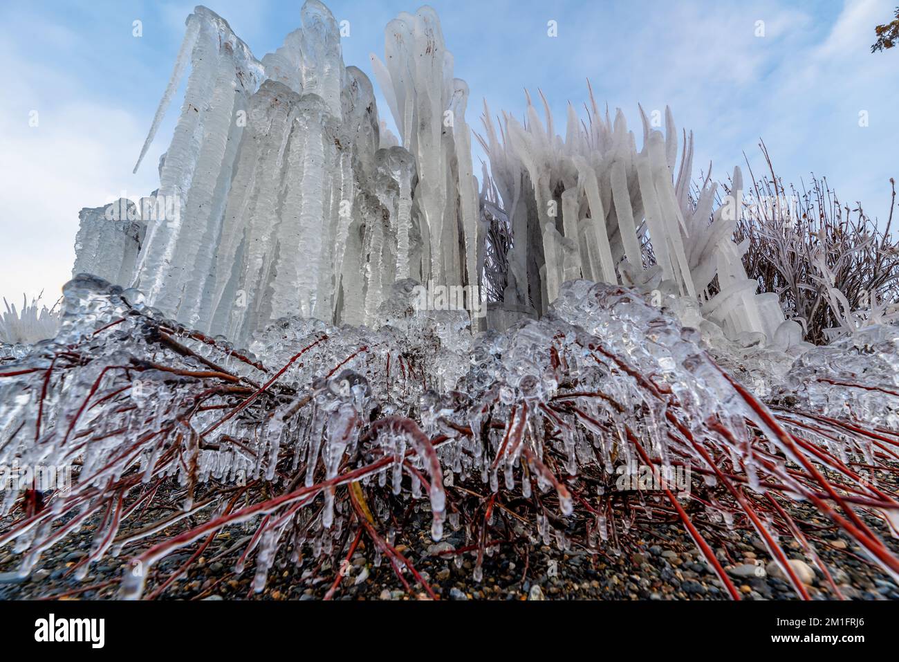 Tramonto su un lago ghiacciato nel nord del Canada all'inizio dell'inverno. Foto Stock
