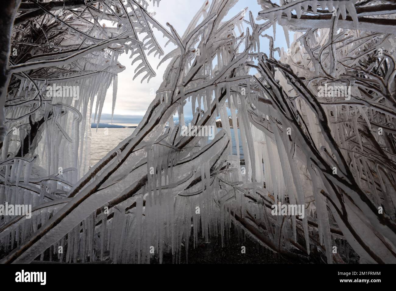 Tramonto su un lago ghiacciato nel nord del Canada all'inizio dell'inverno. Foto Stock