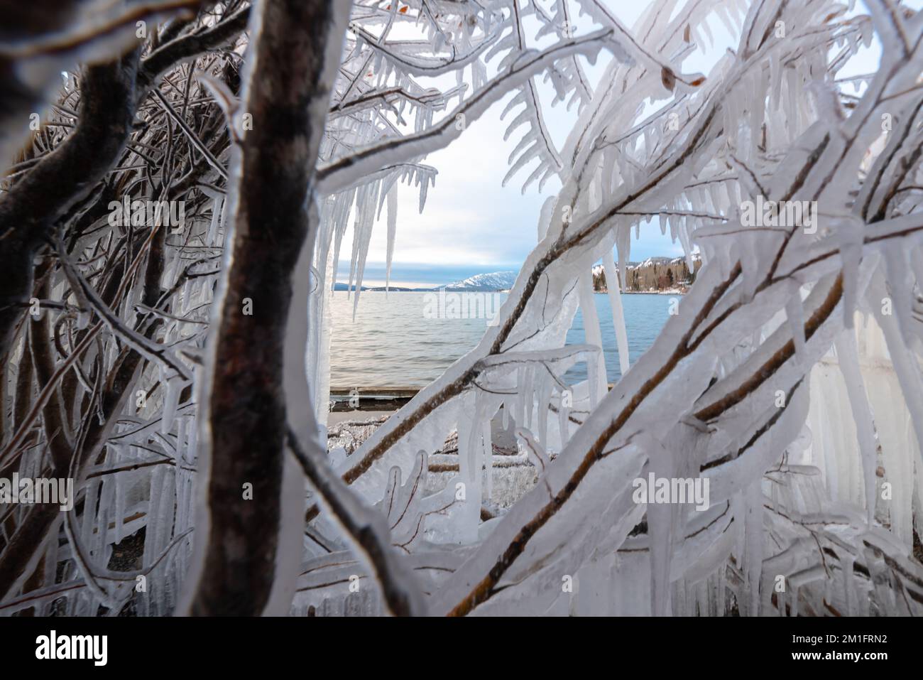 Tramonto su un lago ghiacciato nel nord del Canada all'inizio dell'inverno. Foto Stock