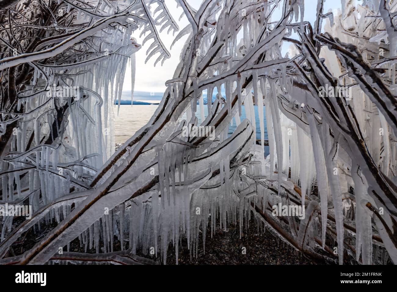 Tramonto su un lago ghiacciato nel nord del Canada all'inizio dell'inverno. Foto Stock