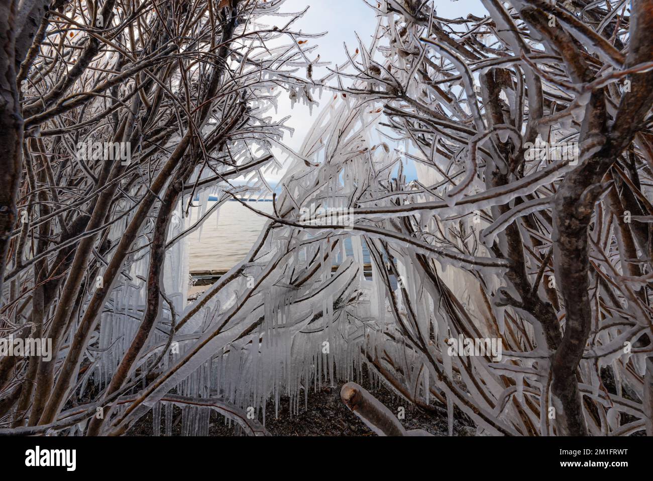 Tramonto su un lago ghiacciato nel nord del Canada all'inizio dell'inverno. Foto Stock