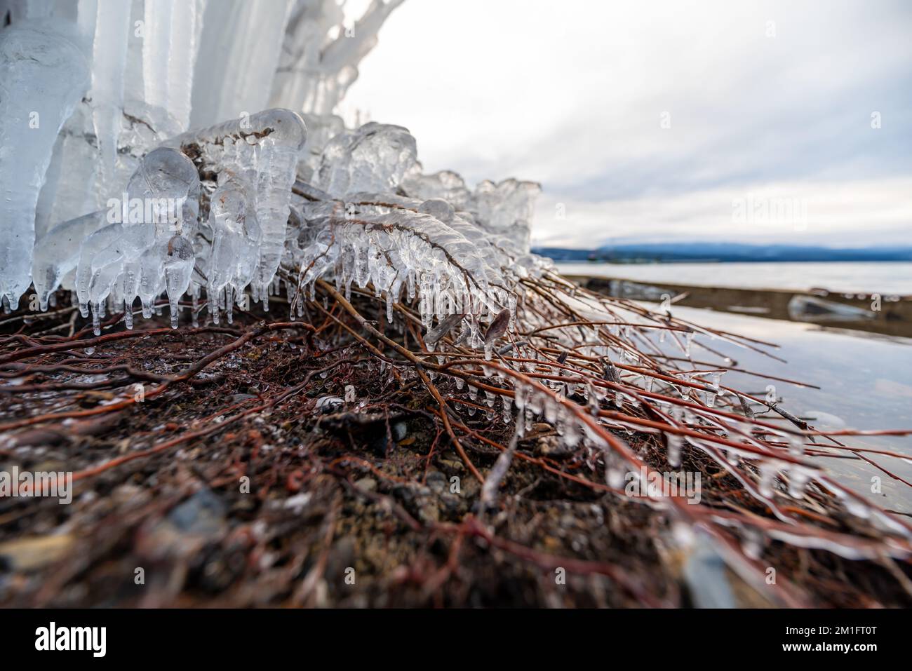 Tramonto su un lago ghiacciato nel nord del Canada all'inizio dell'inverno. Foto Stock