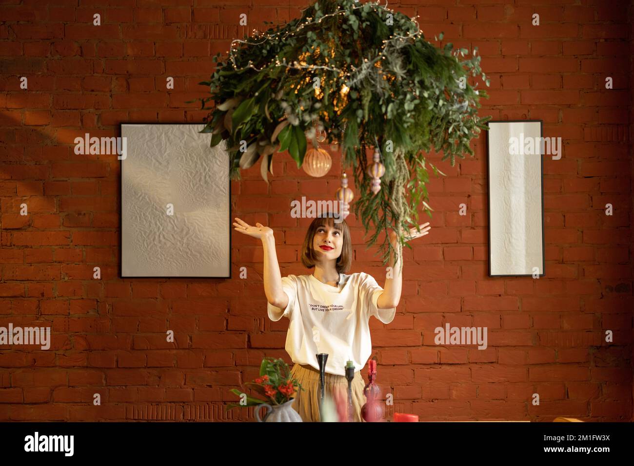 Donna in interni con bella fiorito lampsade Foto Stock