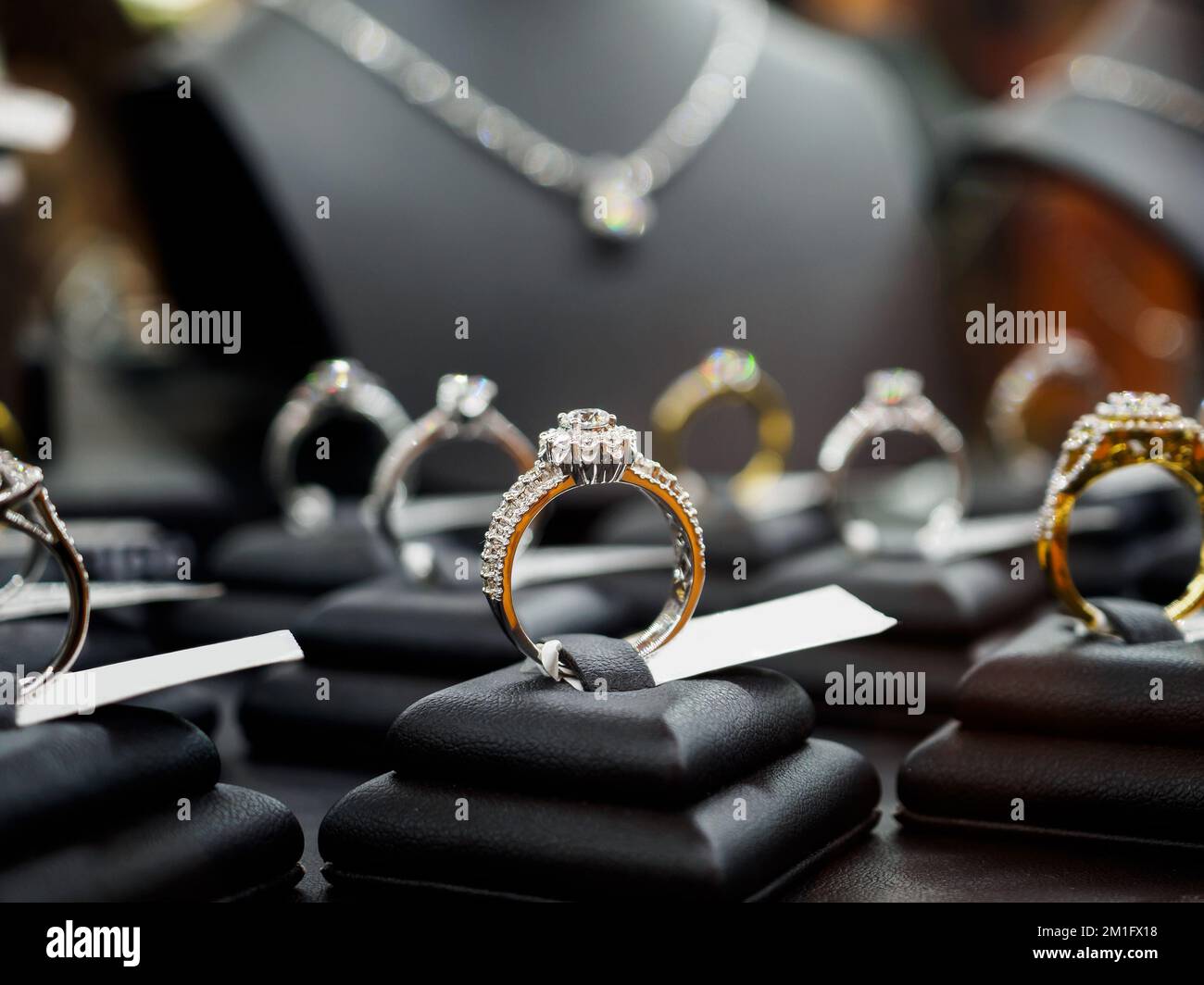 Gioielli anelli con diamanti e collane mostrano in luxury retail store window display vetrina Foto Stock