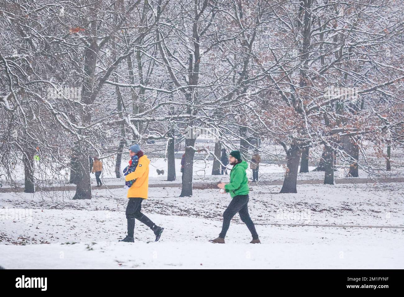 Londra, Regno Unito. 12th Dec, 2022. La gente del Greenwich Park si diverte sulla neve con le numerose colline innevate del Royal Park che offrono un ampio posto per gli escursionisti e coloro che vogliono slittare, andare in slittino, e anche lo snowboard. Credit: Imageplotter/Alamy Live News Foto Stock