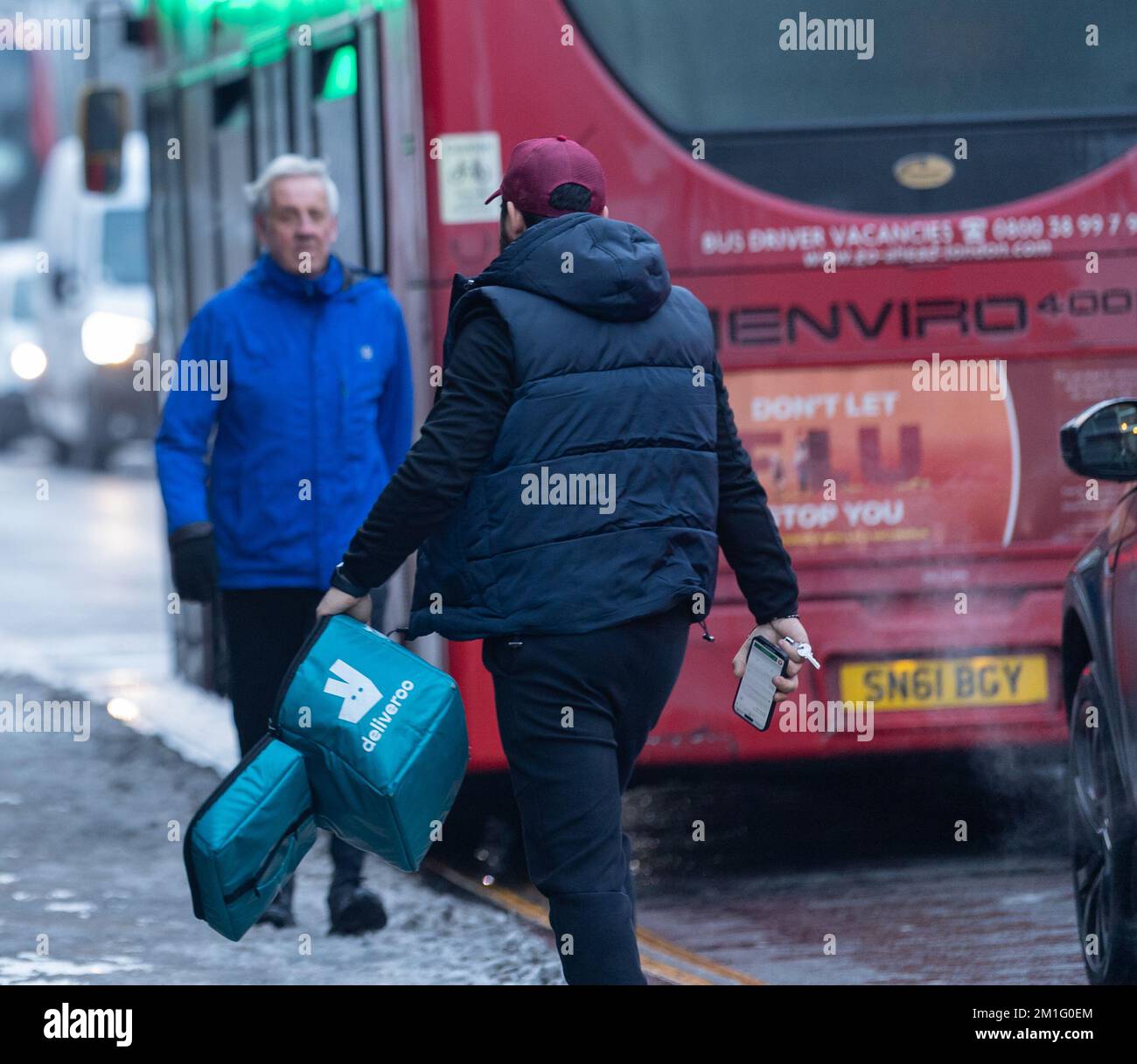 Brentwood Essex 12th dicembre 2022 si segnala che il Consiglio Borough di Brentwood propone di 'vietare' ai conducenti di Deliveroo di prelevare in Brentwood Essex High Street. Il parcheggio per l'autista deve essere fornito nei parcheggi del comune vicino al centro della città. Si riferisce inoltre che il consiglio ha avuto colloqui con alti dirigenti presso Deliveroo, nella foto, conducenti Deliveroo a Brentwood High Street. Credit: Ian Davidson/Alamy Live News Foto Stock