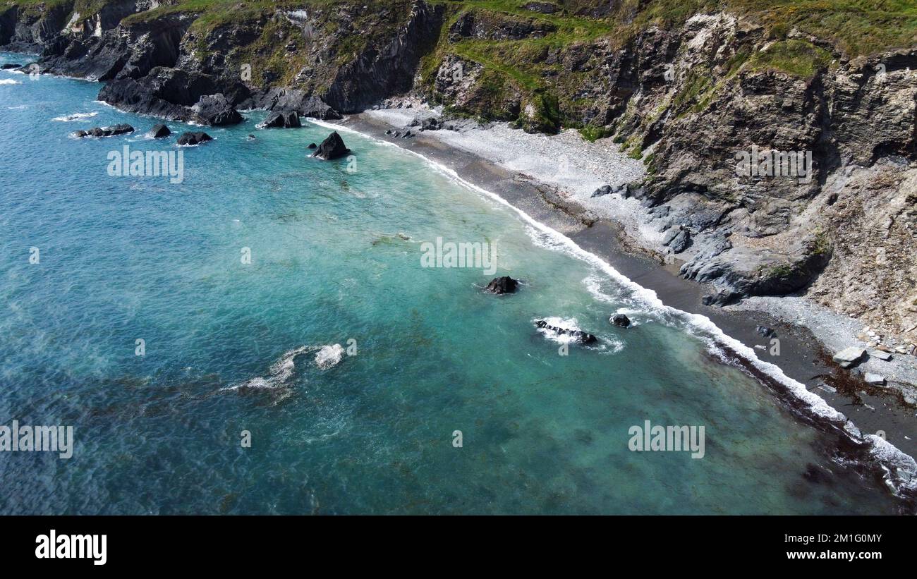 Spiaggia con ciottoli sulla riva del Mar Celtico, a sud dell'Irlanda, vista dall'alto. Bellissimo paesaggio sul mare. L'acqua è di colore turchese. poi drone Foto Stock