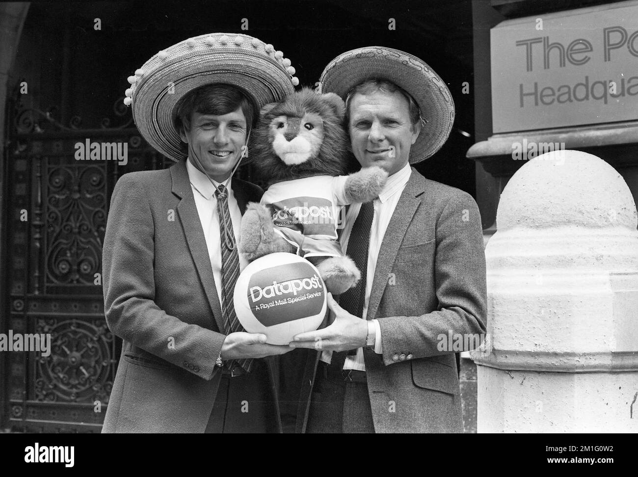 I vincitori della Coppa del mondo di calcio inglese Martin Peters e Bobby Moore con la mascotte Englands 1982 Coppa del mondo Willie Foto Stock