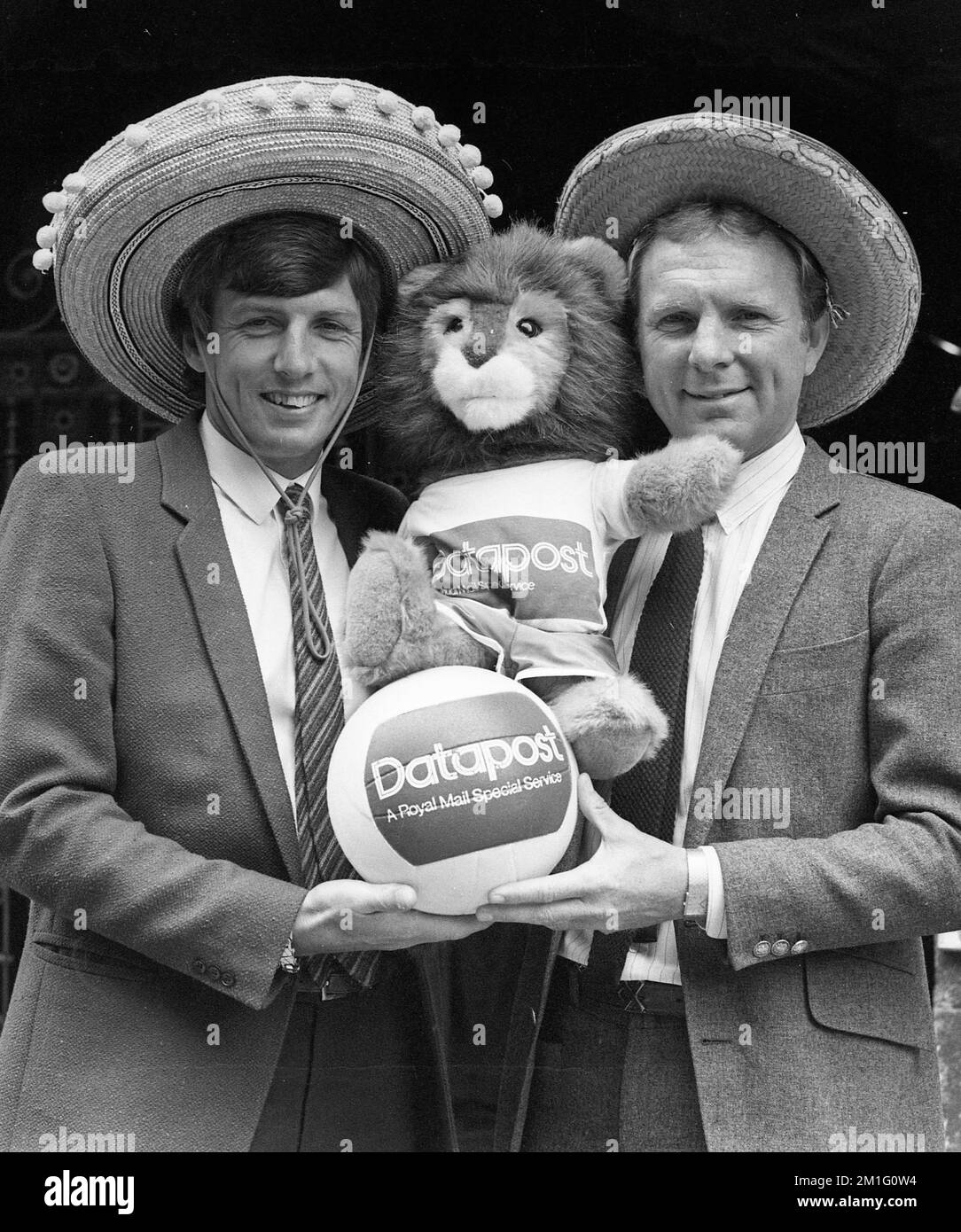 I vincitori della Coppa del mondo di calcio inglese Martin Peters e Bobby Moore con la mascotte Englands 1982 Coppa del mondo Willie Foto Stock