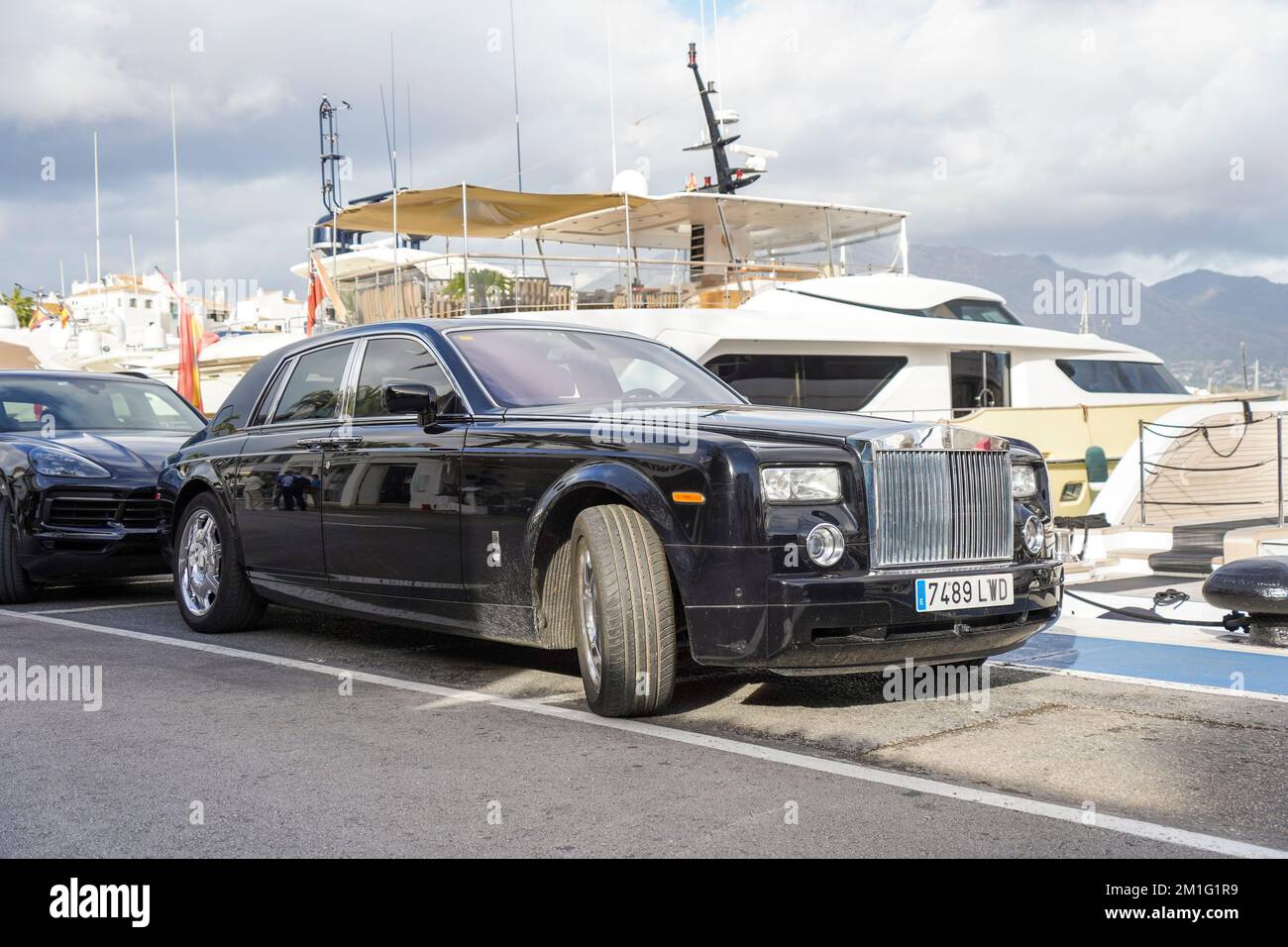 Rolls Royce auto parcheggiata con yacht dietro, Puerto Banus, Marbella, Costa del Sol, Spagna. Foto Stock