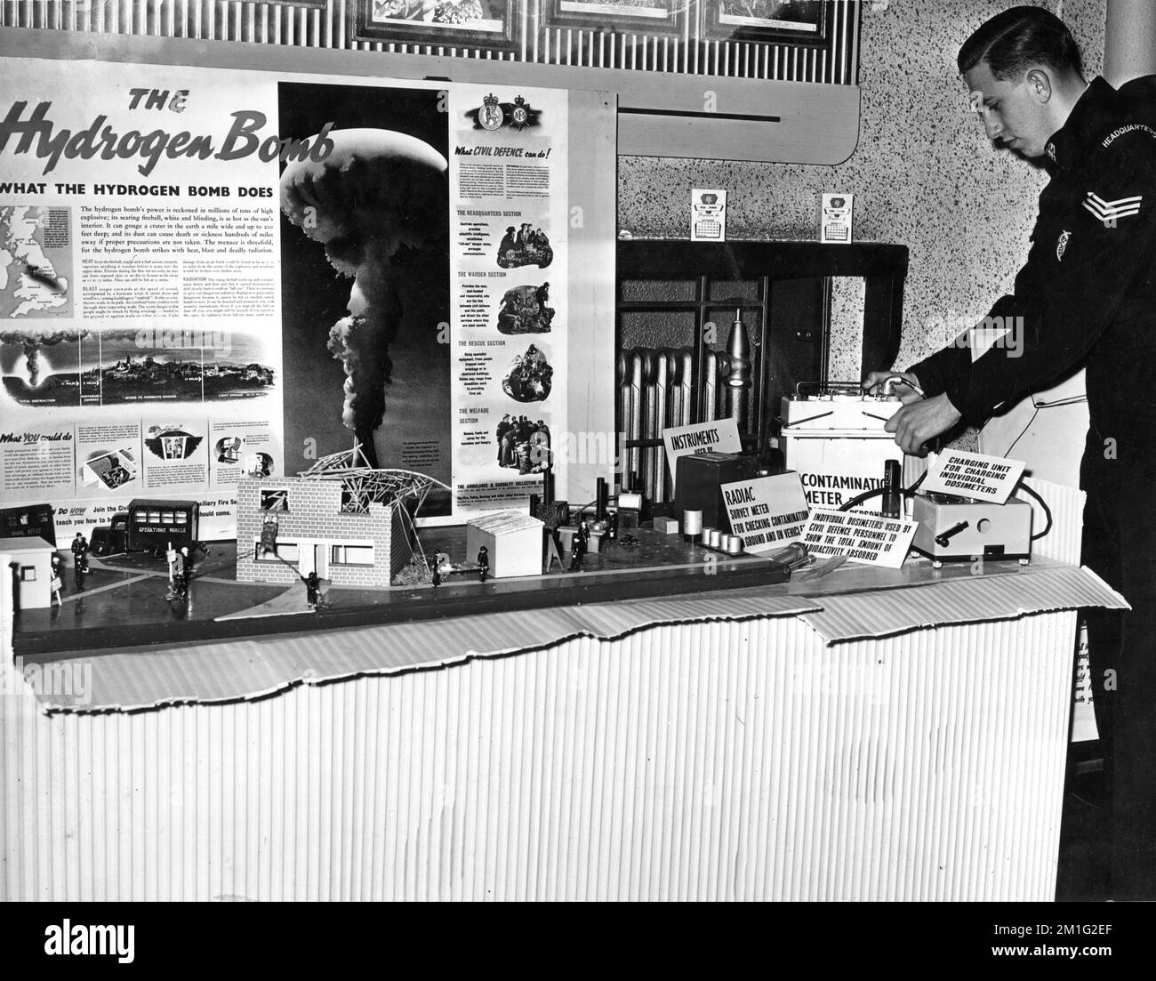 Lobby Display in The Ritz - ABC Cinema in Cleethorpes, Lincolnshire, Inghilterra nel 1958 avvertimento di attacco nucleare da bomba a idrogeno con attrezzature di sicurezza in vista Foto Stock