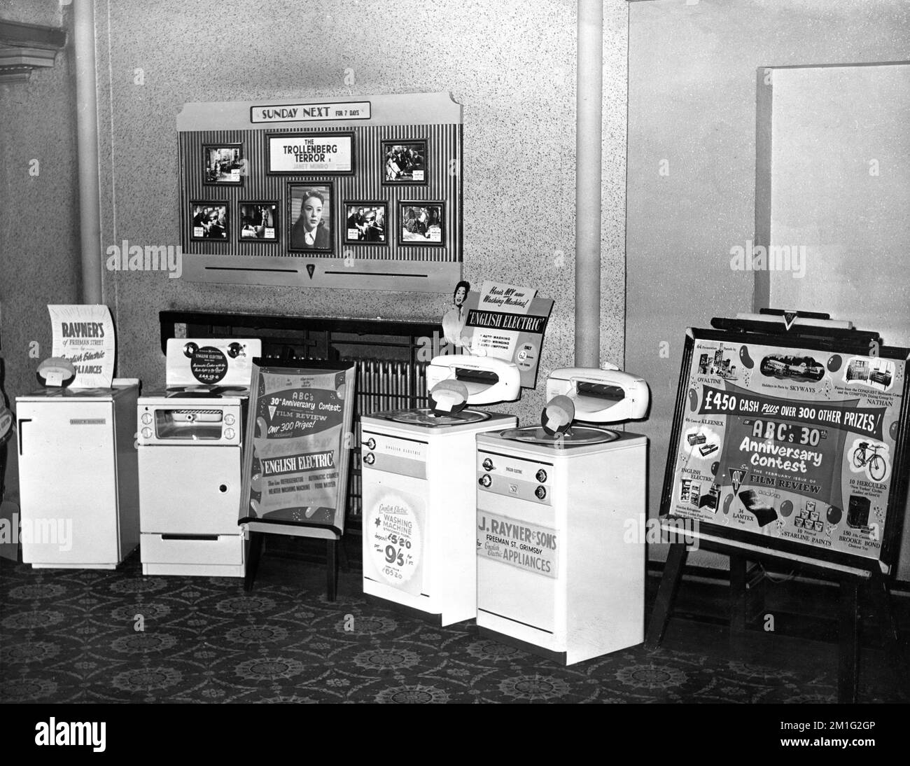 Lobby promozionale Display per elettrodomestici al Ritz - ABC Cinema a Cleethorpes, Lincolnshire, Inghilterra nel 1958 con esposizione per JANET MUNRO nel TERRORE TROLLENBERG / THE CRAWLING EYE 1958 regista QUENTIN LAWRENCE Tempean Films / Eros Films Foto Stock