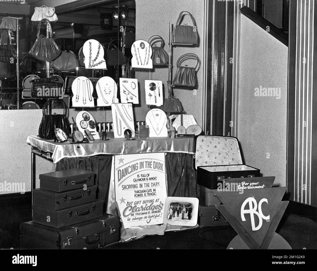 Negozio di articoli da regalo Claridge's Gift Shop a Grimsby per una mostra al Ritz - ABC Cinema a Cleethorpes, Lincolnshire, Inghilterra nel 1950 di WILLIAM POWELL MARK STEVENS e BETSY DRAKE in BALLO NEL BUIO 1949 regista Irving Reis Twentieth Century Fox Foto Stock