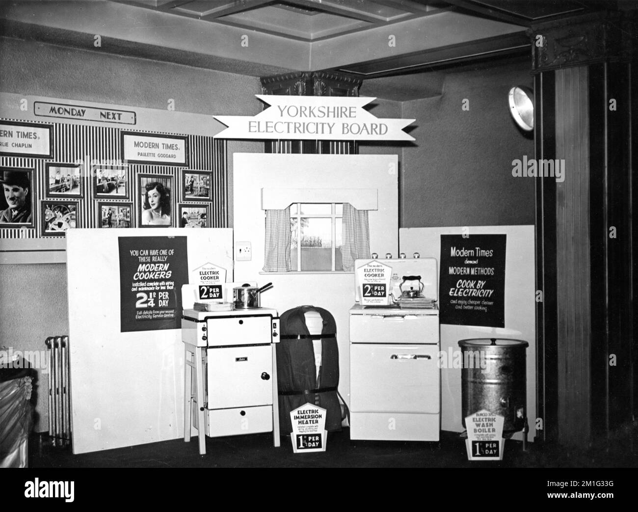 Salone promozionale per cucine elettriche nel Ritz - ABC Cinema a Cleethorpes, Lincolnshire, Inghilterra nel 1956 circa durante una ristampa di CHARLIE CHAPLIN e PAULETTE GODDARD in MODERN TIMES 1936 regista / scrittore / produttore / musica CHARLES CHAPLIN Silent film con effetti sonori Charles Chaplin Productions / United Artists Foto Stock