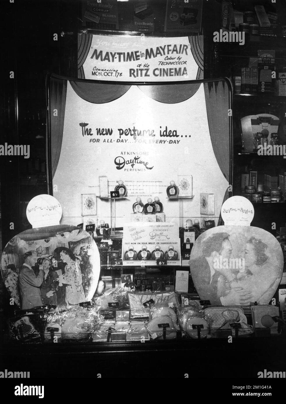 Shop Display at Boots The Chemists per la mostra al Ritz - ABC Cinema in Cleethorpes, Lincolnshire, Inghilterra nel 1949 di ANNA NEAGKLE e MICHAEL WILDING in MAYTIME N MAYFAIR 1949 regista HERBERT WILCOX sceneggiatura Nicholas Phipps Herbert Wilcox Productions / British Lion Film Corporation Foto Stock