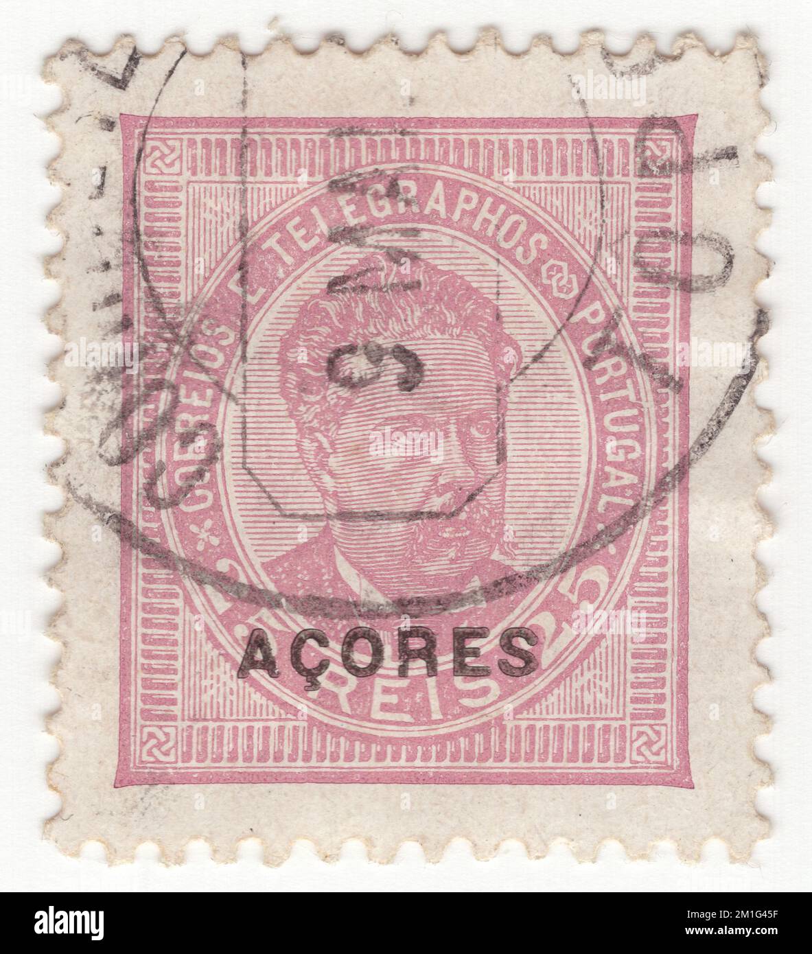AZZORRE - 1887: Un francobollo reis lilla-rosa del 25 raffigurante il ritratto di re Luiz (Dom Luís i). Francobolli del Portogallo sovrastampati in nero 'ACORES'. Dom Luís i (Lisbona, 31 ottobre 1838 – Cascais, 19 ottobre 1889), noto come il popolare, fu membro della Casa regnante di Braganza e re di Portogallo dal 1861 al 1889. Il secondo figlio della regina Maria II e della sua consorte, il re Ferdinando, si unì al trono alla morte del fratello maggiore re Pedro V. Luís era un uomo colto che scrisse poesia vernacolare, ma non aveva doni distintivi nella politica Foto Stock