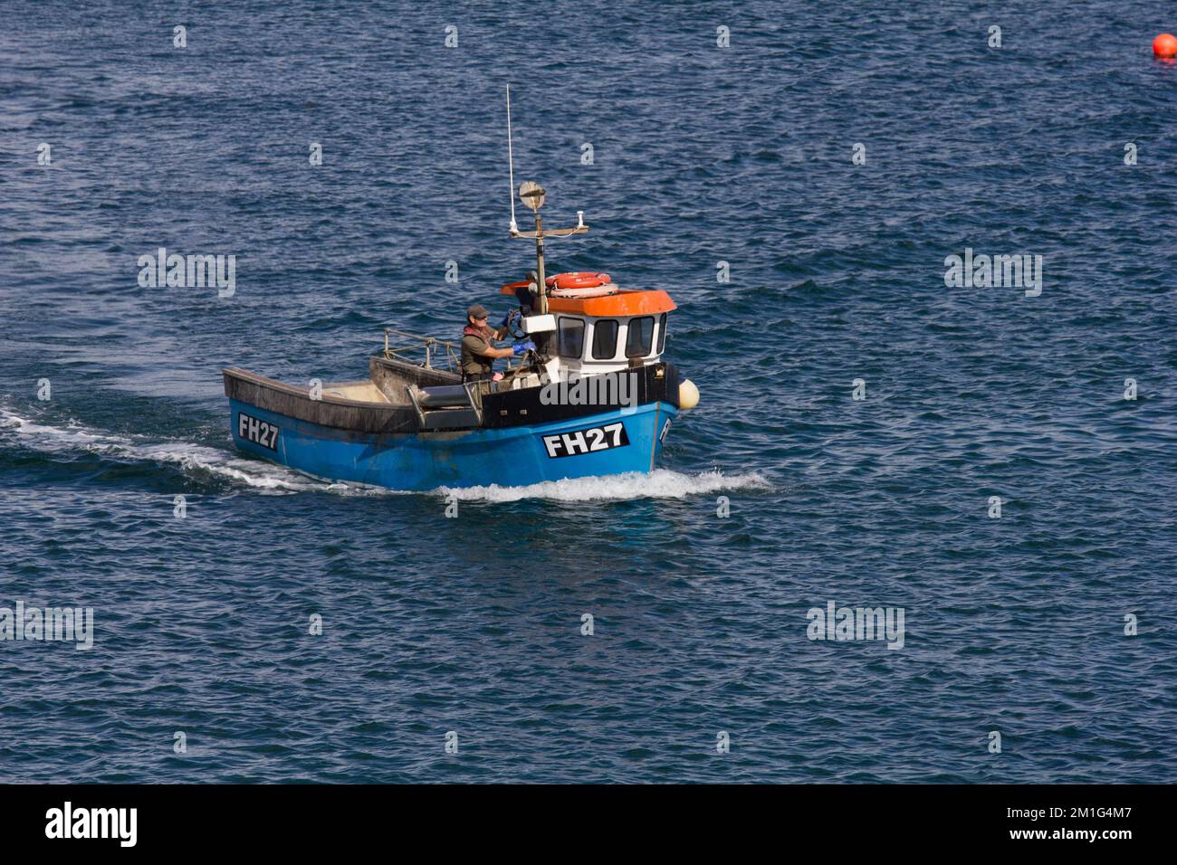 La nave da pesca numero FH27 è stata registrata per tornare al porto di Coverack, nella penisola di Lizard, in Cornovaglia. Foto Stock